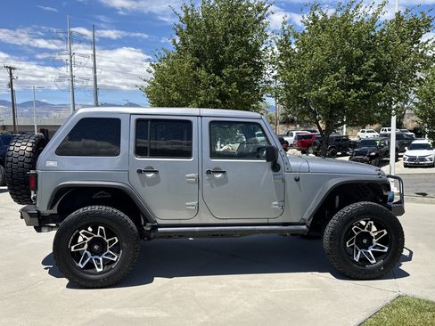 Used 2018 Jeep Wrangler Unlimited Rubicon w/ Connectivity Group AWD/4WD image 6