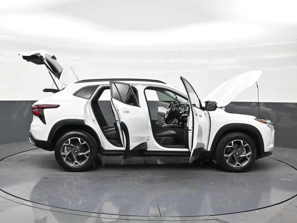 Used 2024 Chevrolet Trax LT w/ Driver Confidence Package FWD image 29