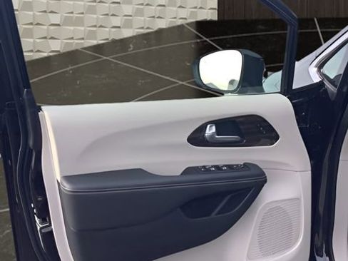 Certified 2024 Chrysler Pacifica Limited image 16