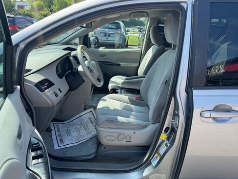 Used 2011 Toyota Sienna LE w/ Towing Pkg FWD image 14
