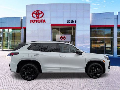 Used 2025 Volkswagen Tiguan SE R-Line image 2