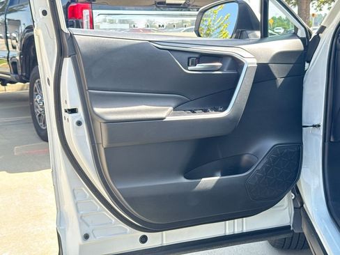 Used 2019 Toyota RAV4 XLE w/ Convenience Package FWD image 12