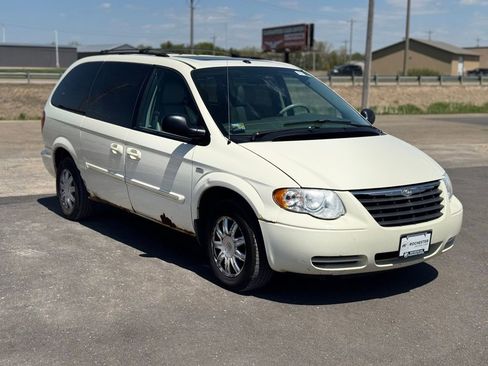 Used 2007 Chrysler Town & Country Touring FWD image 36