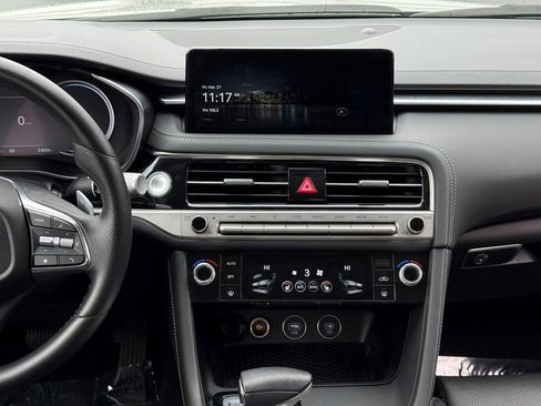 Used 2025 Genesis G70 2.5T image 16