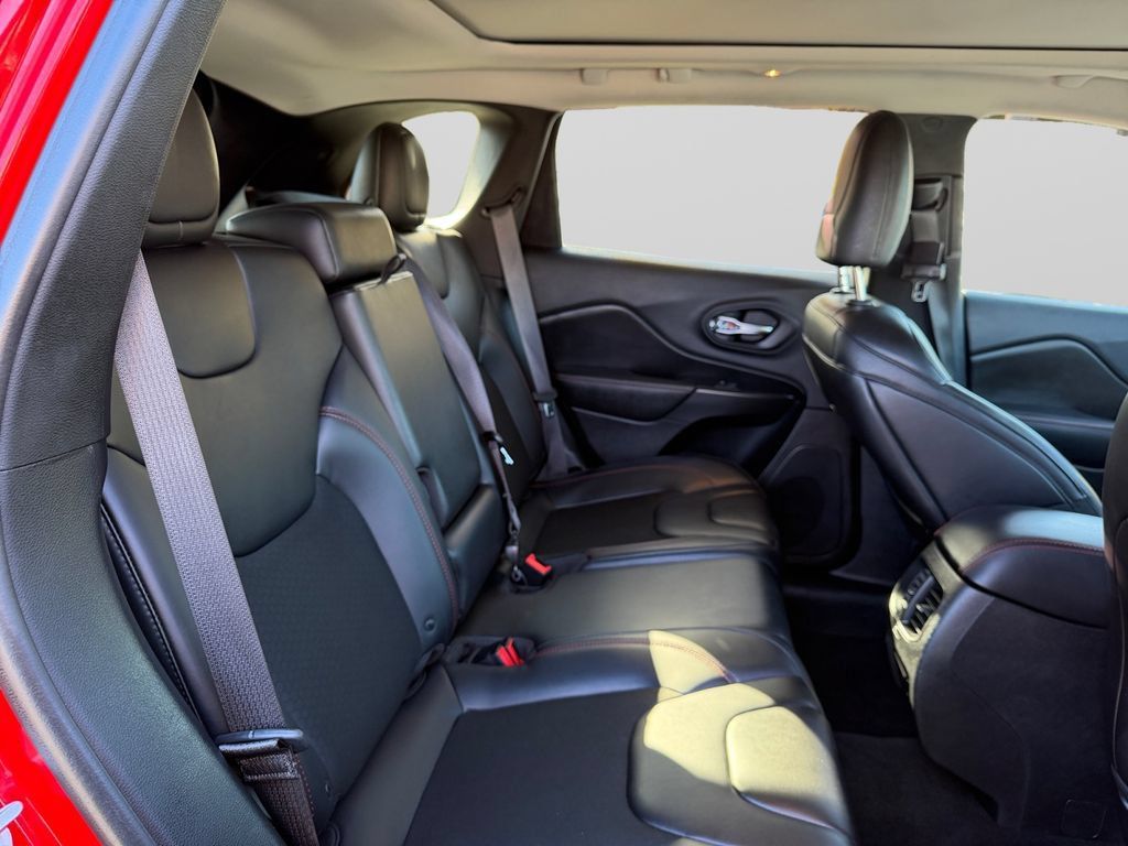 Used 2019 Jeep Cherokee Trailhawk w/ Comfort/Convenience Group AWD/4WD image 18