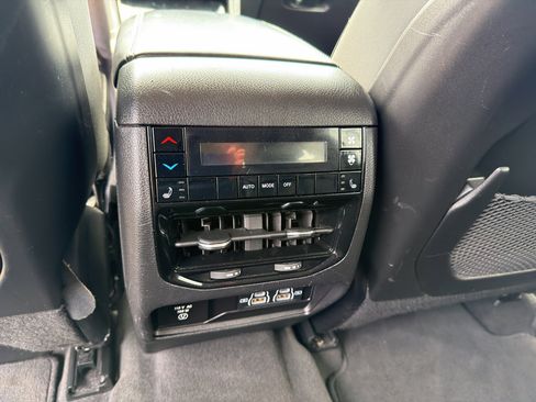 Used 2021 Jeep Grand Cherokee L Limited w/ Luxury Tech Group II image 12