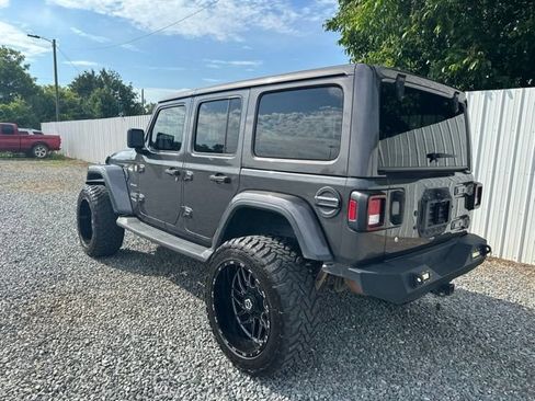 Used 2018 Jeep Wrangler Unlimited Sahara AWD/4WD image 3