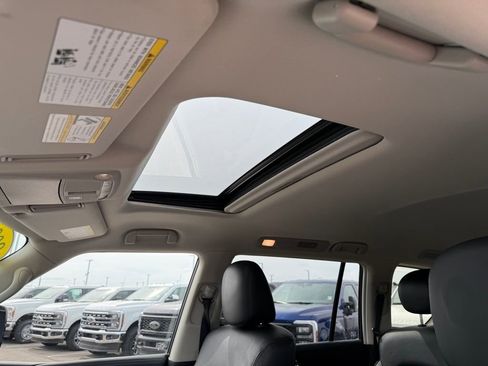 Used 2024 Nissan Armada SL w/ Captain's Chairs Package RWD image 7