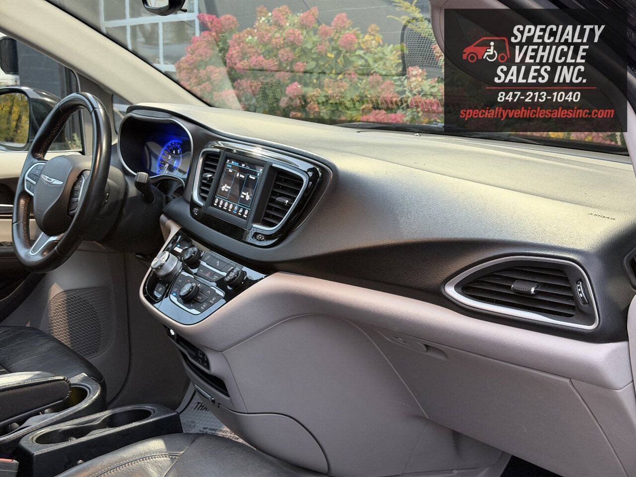 Used 2018 Chrysler Pacifica Touring-L FWD image 28