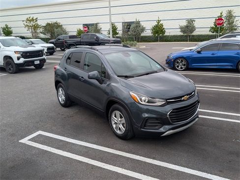 Used 2022 Chevrolet Trax LT w/ LT Convenience Package image 2