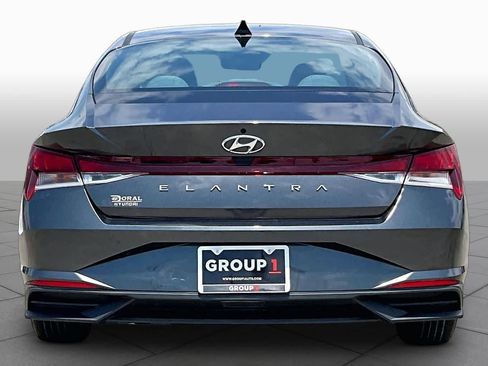 Used 2021 Hyundai Elantra SE FWD image 5