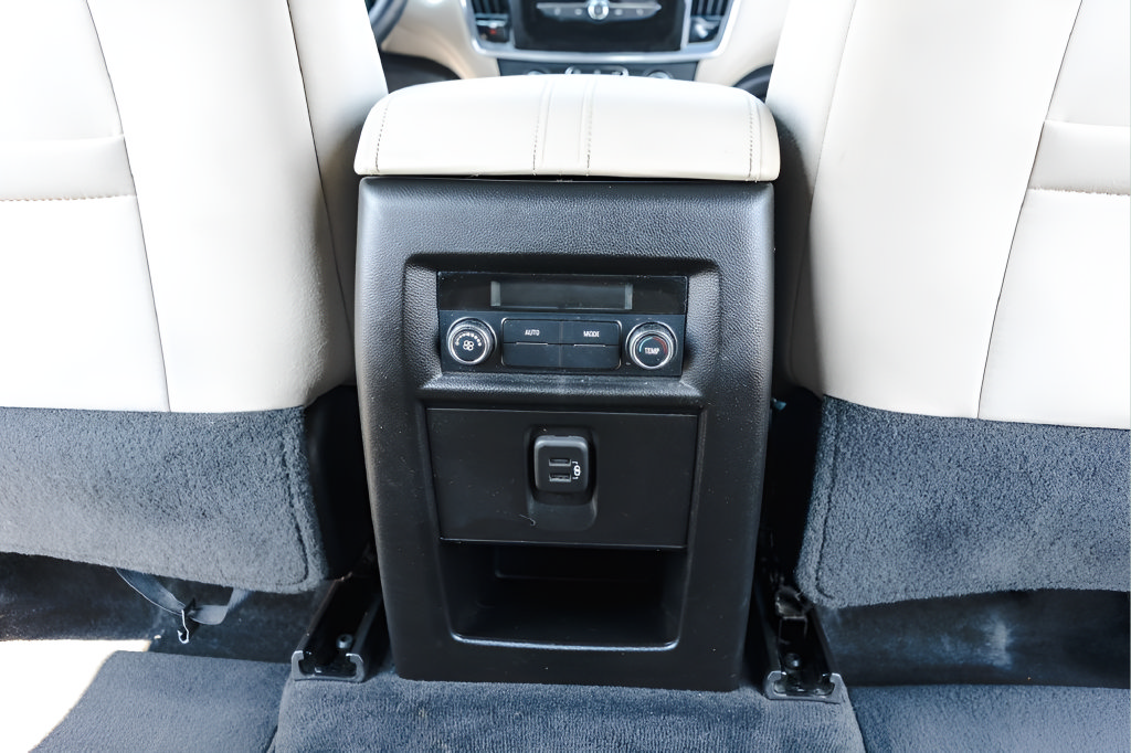 Used 2023 Chevrolet Traverse LS FWD image 5