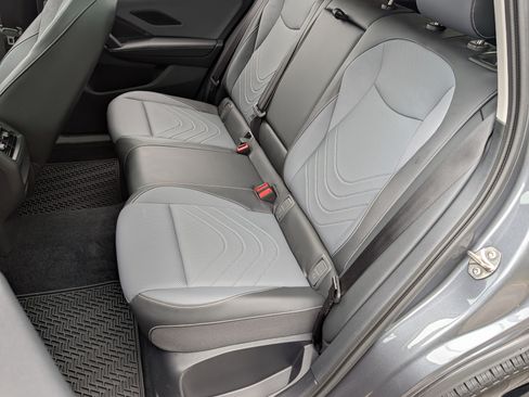 Used 2025 Volkswagen Tiguan SE w/ Panoramic Sunroof Package AWD/4WD image 17