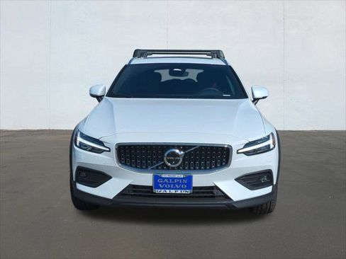 New 2026 Volvo V60 B5 Cross Country Plus w/ Climate Package image 4