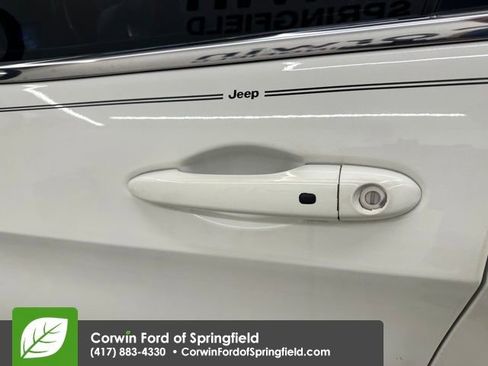 Used 2019 Jeep Cherokee Overland w/ Technology Group image 19