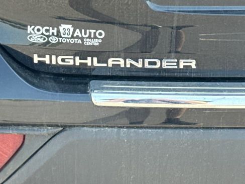 Used 2023 Toyota Highlander XLE AWD/4WD image 18