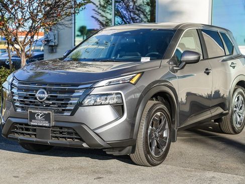 Used 2025 Nissan Rogue SV image 3