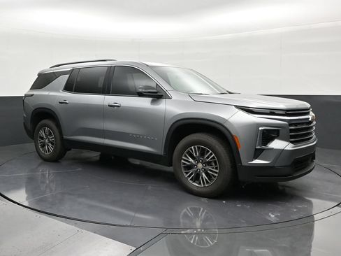 Used 2026 Chevrolet Traverse LT FWD image 7