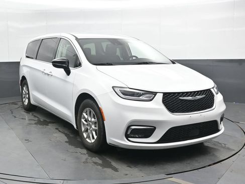 Used 2024 Chrysler Pacifica Touring-L FWD image 5