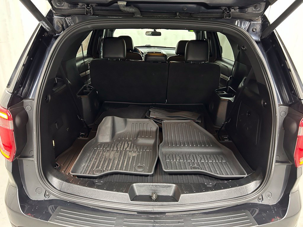 Used 2017 Ford Explorer XLT w/ Equipment Group 202A AWD/4WD image 11