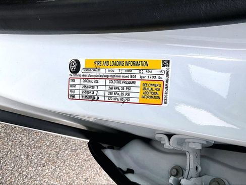 Used 2023 Buick Enclave Essence image 27