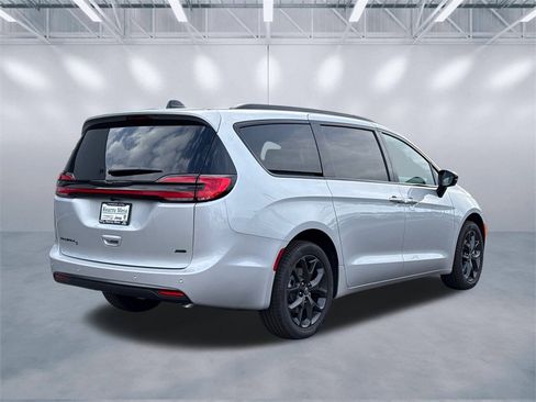 New 2026 Chrysler Pacifica Select w/ S Appearance Package image 7