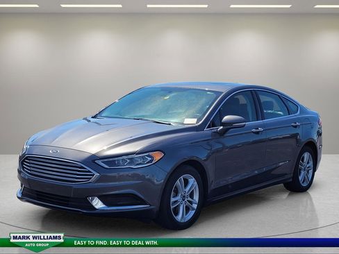 Used 2018 Ford Fusion SE w/ Fusion SE Technology Package FWD image 8