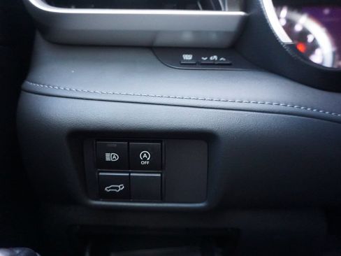 Used 2024 Toyota Highlander XLE FWD image 5