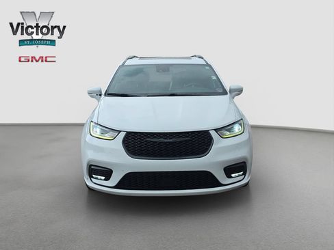 Used 2021 Chrysler Pacifica Limited w/ Uconnect Theater Family Group AWD/4WD image 2