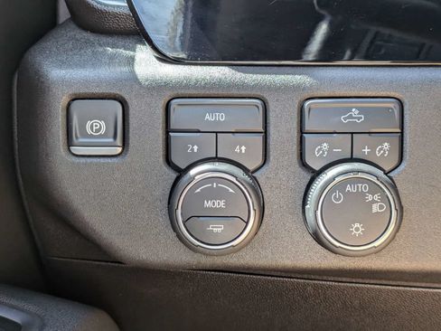 Used 2025 Chevrolet Silverado 1500 LT AWD/4WD image 19