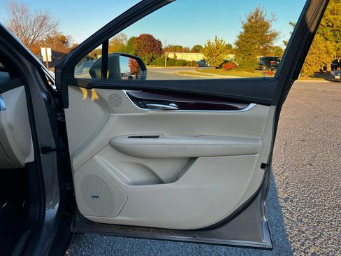 Used 2018 Cadillac XT5 Luxury w/ Driver Awareness Package image 22