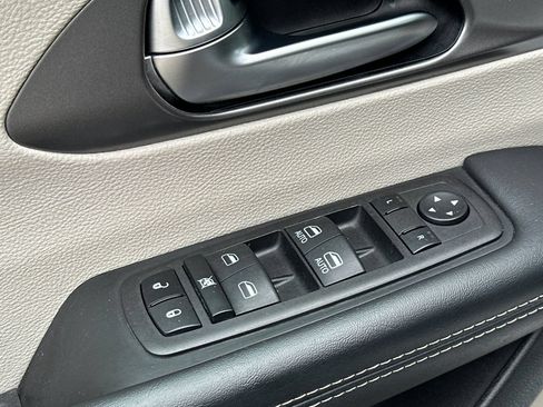 Used 2023 Chrysler Pacifica Touring-L FWD image 11