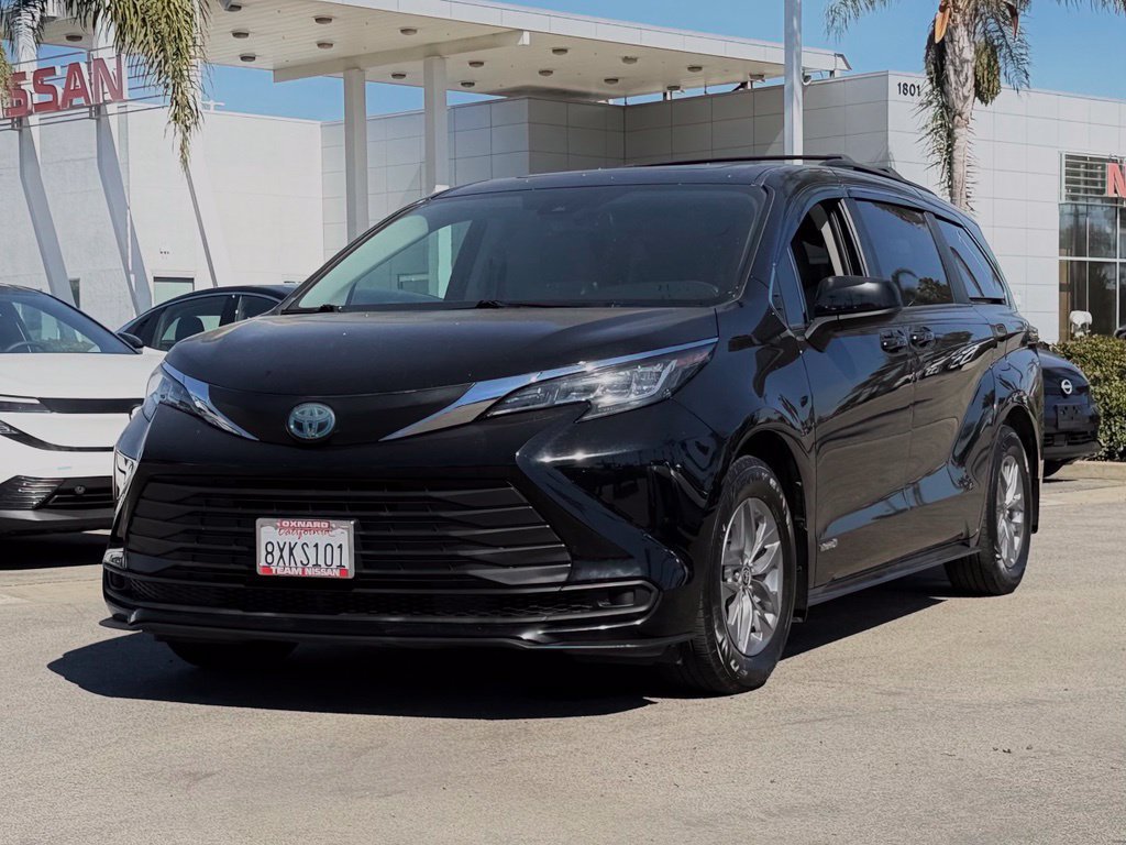 Used 2021 Toyota Sienna LE w/ LE Plus Package FWD image 4