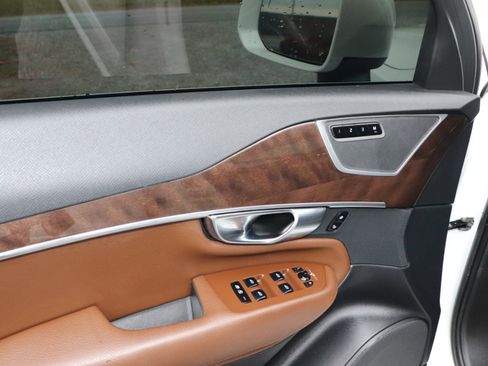 Used 2019 Volvo XC90 T6 Momentum w/ Protection Package Premier image 12