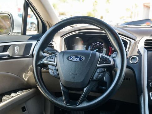 Used 2019 Ford Fusion SE FWD image 12