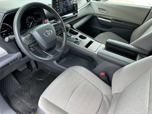 Used 2024 Toyota Sienna LE AWD/4WD image 9
