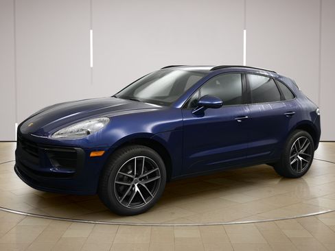 Certified 2026 Porsche Macan AWD/4WD image 4
