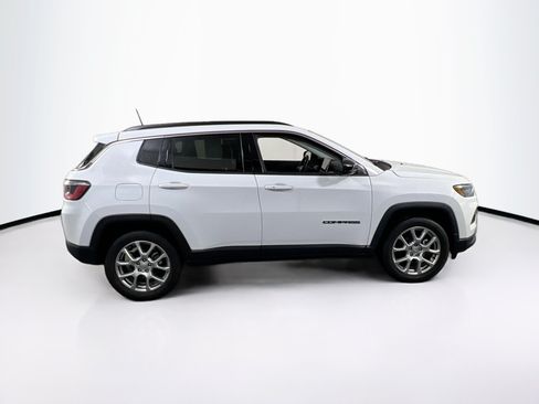 Used 2022 Jeep Compass Latitude w/ Sun and Sound Group AWD/4WD image 4