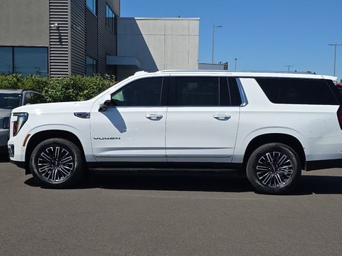 Used 2025 GMC Yukon XL Elevation AWD/4WD image 7