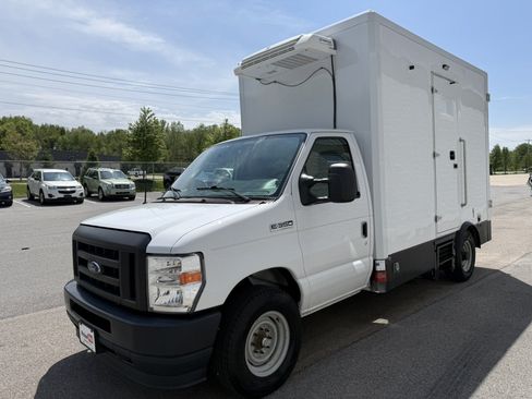 Used 2023 Ford E-350 and Econoline 350 Super Duty w/ Power Windows & Locks Group RWD image 3