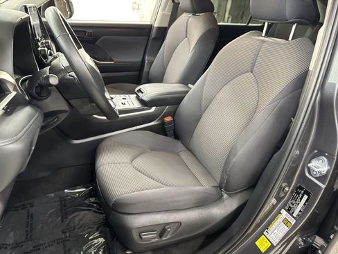 Used 2025 Toyota Highlander LE AWD/4WD image 25