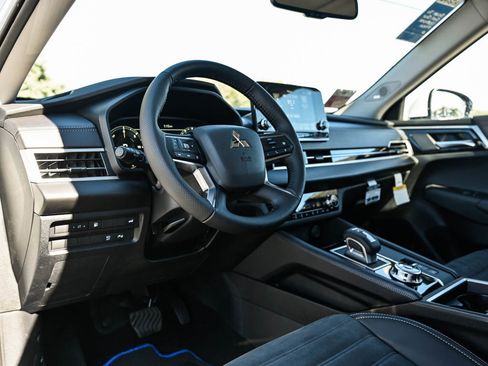 New 2025 Mitsubishi Outlander SE image 19