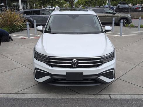Used 2023 Volkswagen Tiguan SE w/ Panoramic Sunroof Package image 3