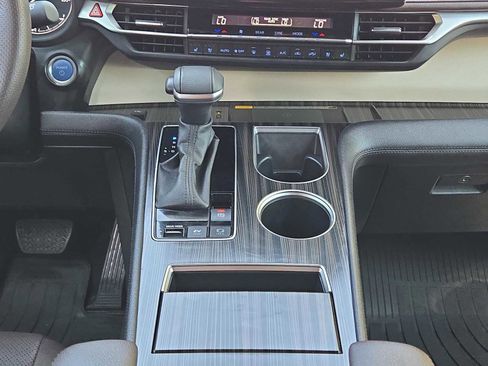 Used 2024 Toyota Sienna Platinum image 17