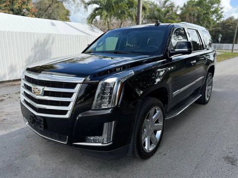 Used 2018 Cadillac Escalade Luxury image 4