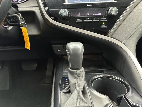 Used 2020 Toyota Camry SE image 3