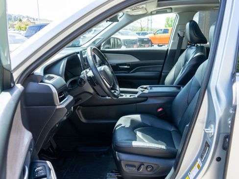 Used 2024 Toyota Grand Highlander AWD image 11
