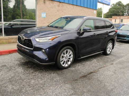 Used 2021 Toyota Highlander Limited FWD image 3