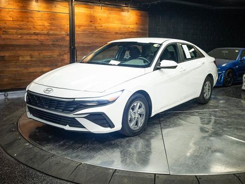 Used 2024 Hyundai Elantra SE FWD image 2