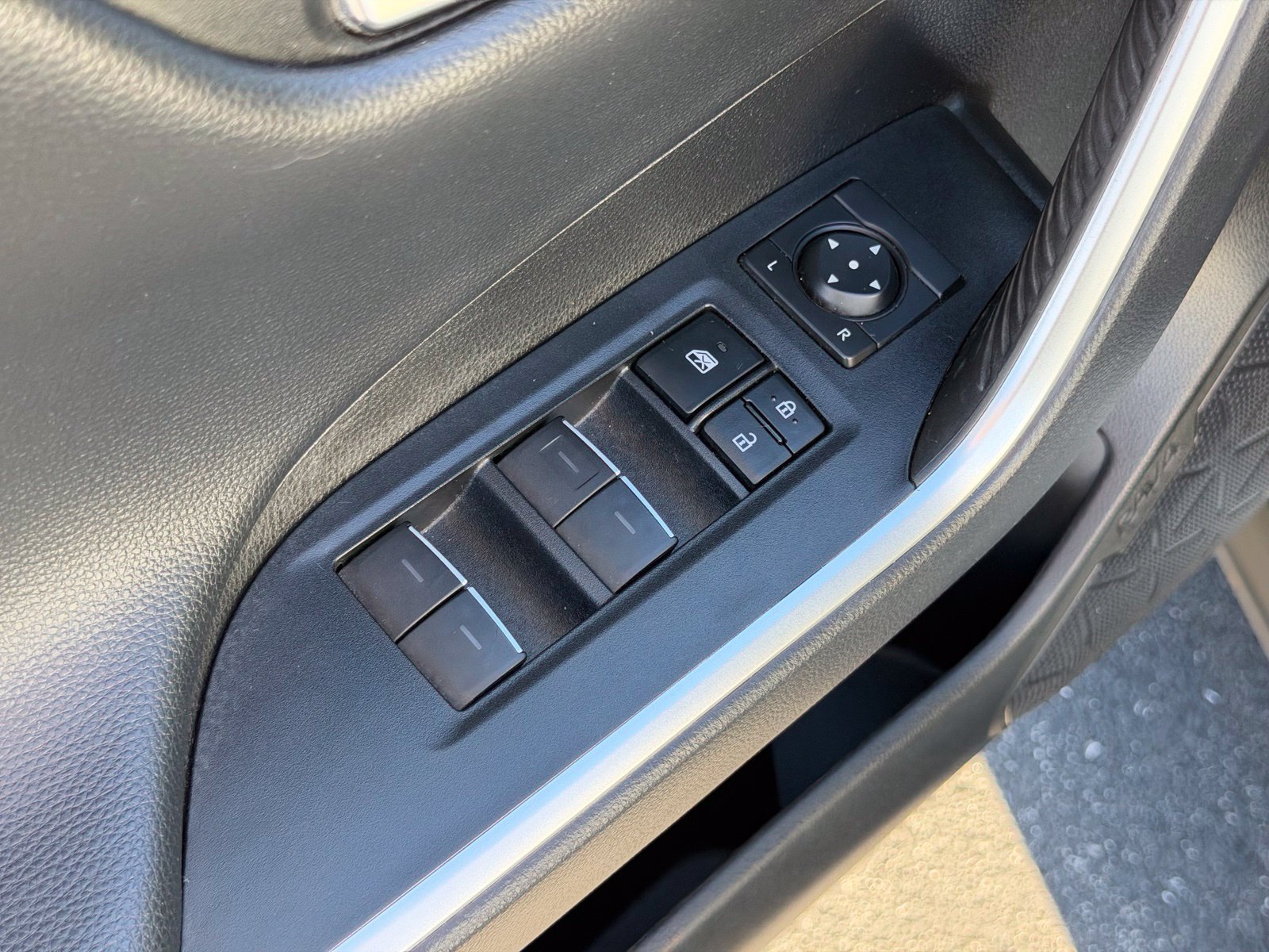 Used 2022 Toyota RAV4 XSE w/ XSE Grade Weather Package AWD/4WD image 12